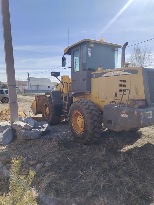 Погрузчик фронтальный LW-300F.