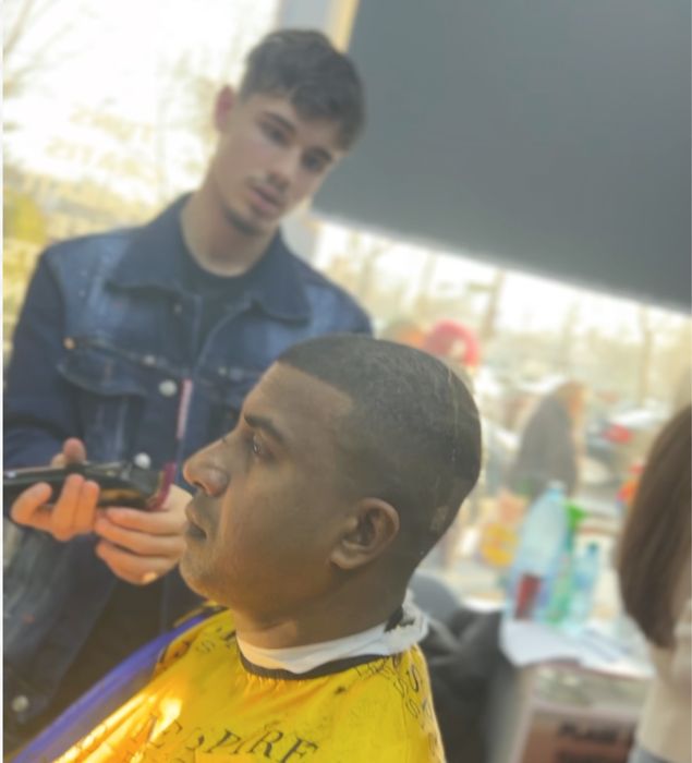 Tuns gratuit pentru bãrbați in Pitesti la frizer .