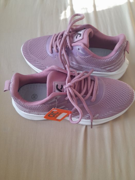 Adidaşi damă nefolosiți