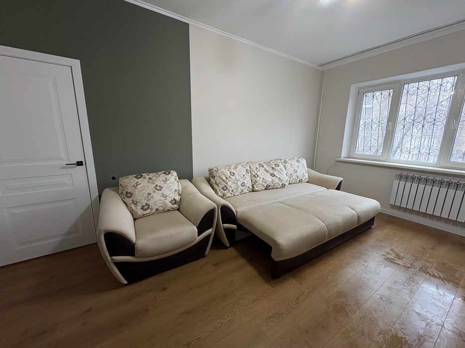 Диван раскладной, бежевый. С подушками.