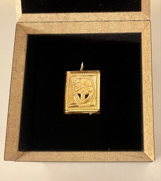 Vând pandantiv din aur de 18 K, model deosebit