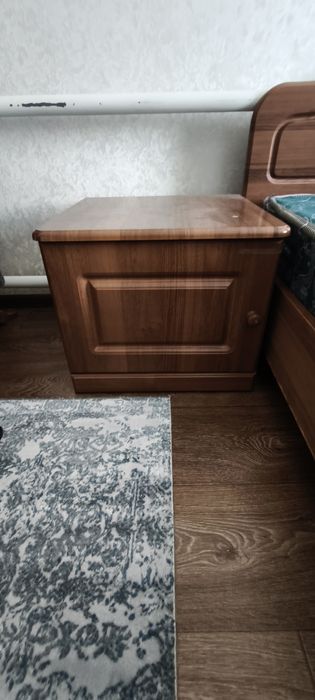 Кроват с тумбами.