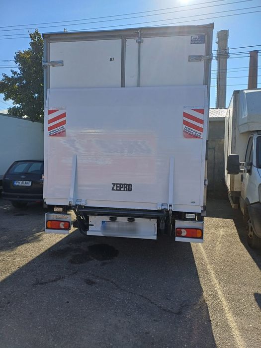 Vând Renault master carosat cu lift hidraulic.