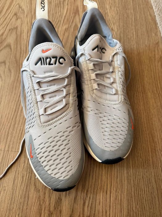 Vand Nike  Air Max 270