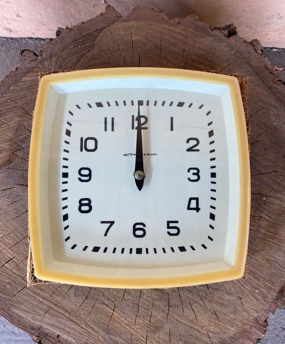 Продам часы "Стрела" настенные комнатные