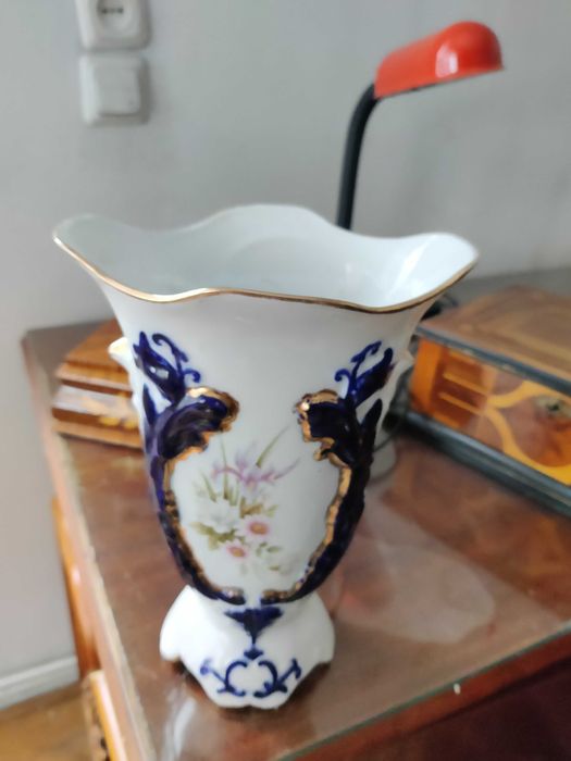 Vaze portelan romanesc lucrate manual Curtea de Arges / Cluj