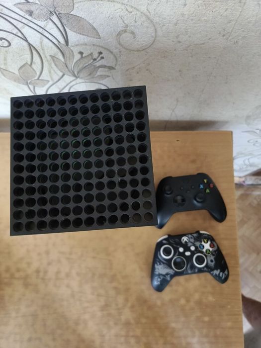 Xbox Series X 1 ТБ + 2 геймпада