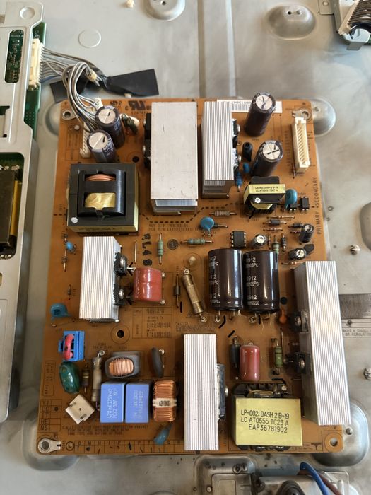 Продавам захранване за LG 32CS460-ZA