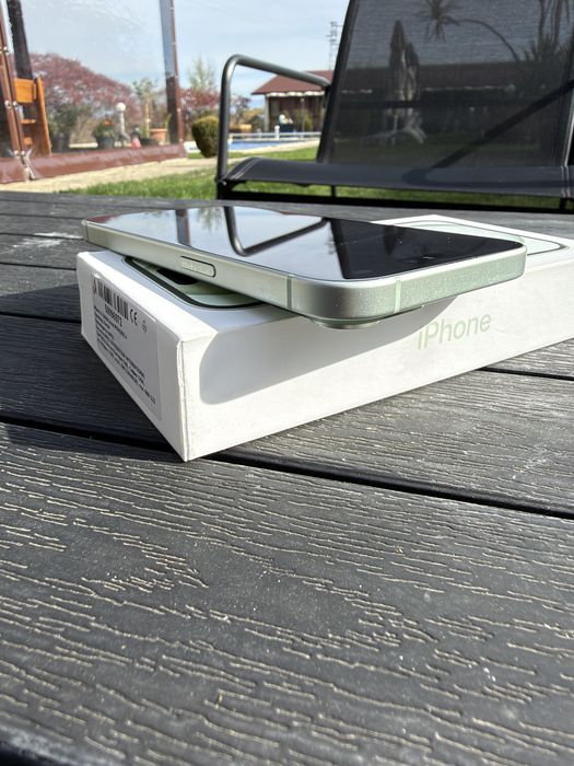Iphone 15 green