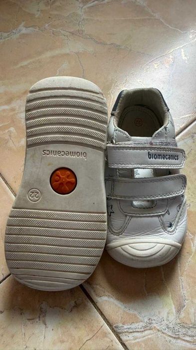 Детски обувки Biomecanics – естествена кожа, номер 22, бели с принт, отлично състояние