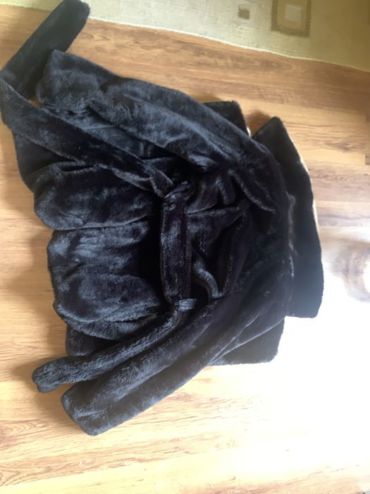 Пухкаво палто в черно и бежово