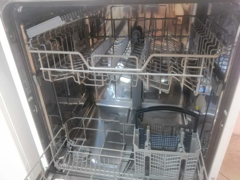 Vând mașina de spălat vase model nou