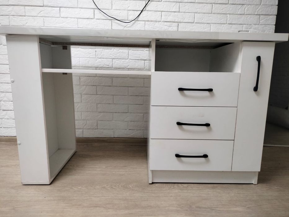 Маникюрный стол, ширма,стулия.