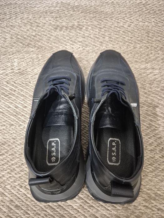 Продам кроссовки кожаные