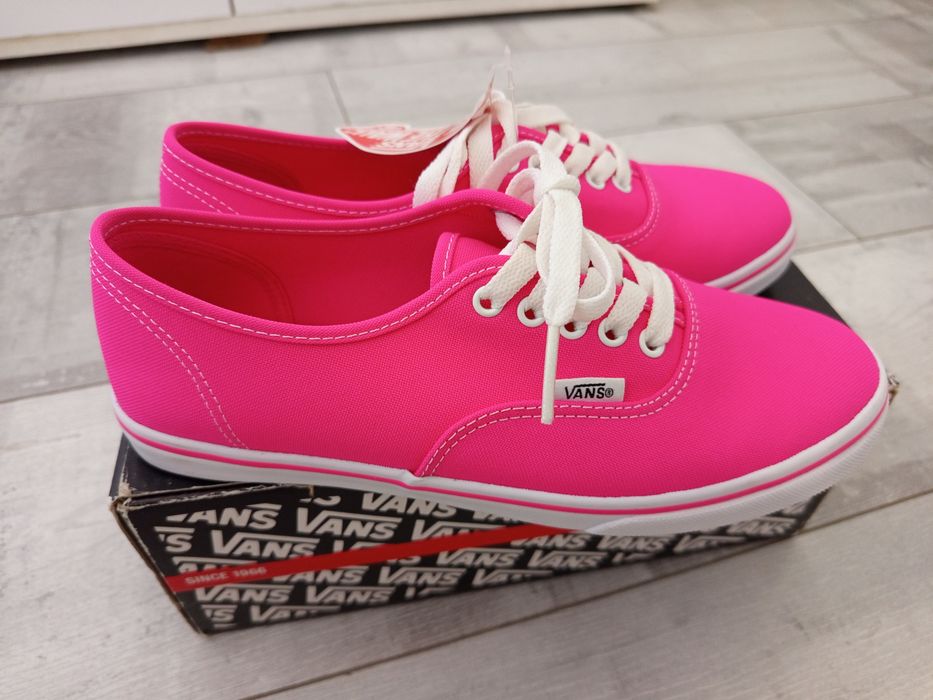 Нови кецове Vans