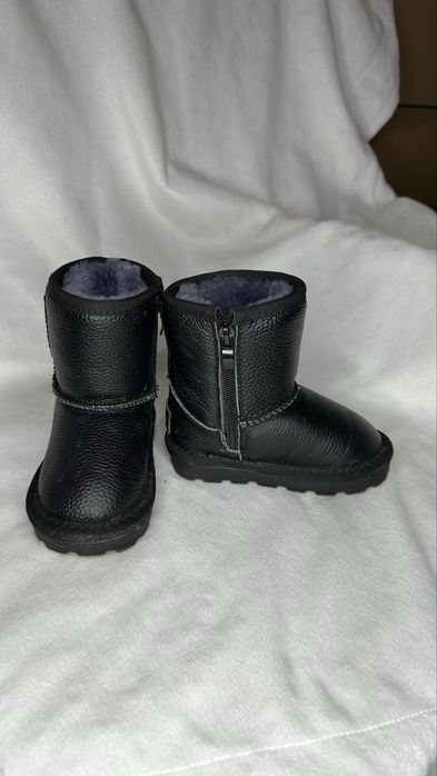 Продам детскую обувь