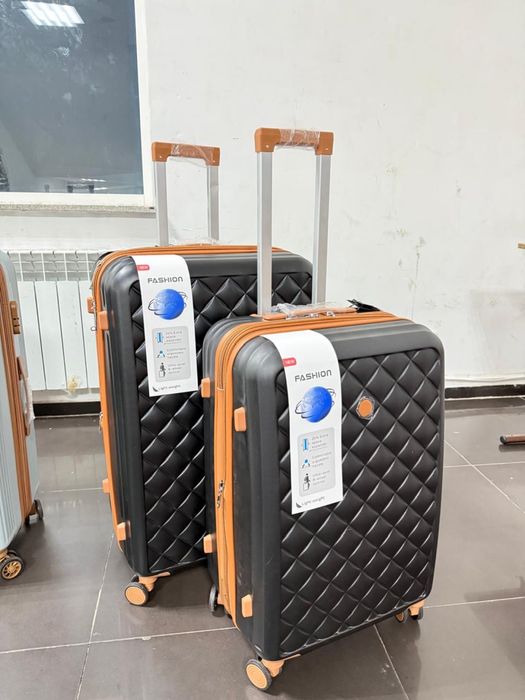 Чемодан өте сапалы ішіне көп зат сиады