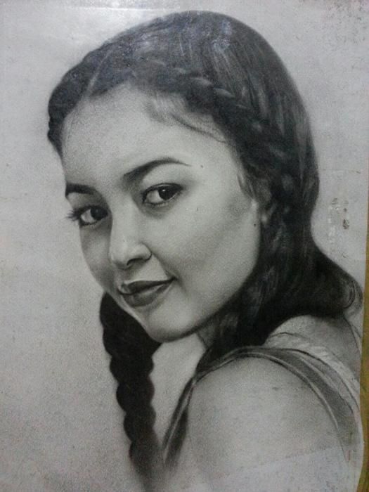 Профессиональный художник рисует портреты