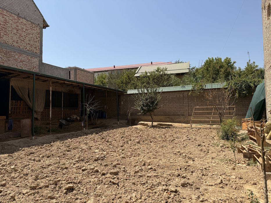 Уй сотилади, яхшигина ер майдони хам бор