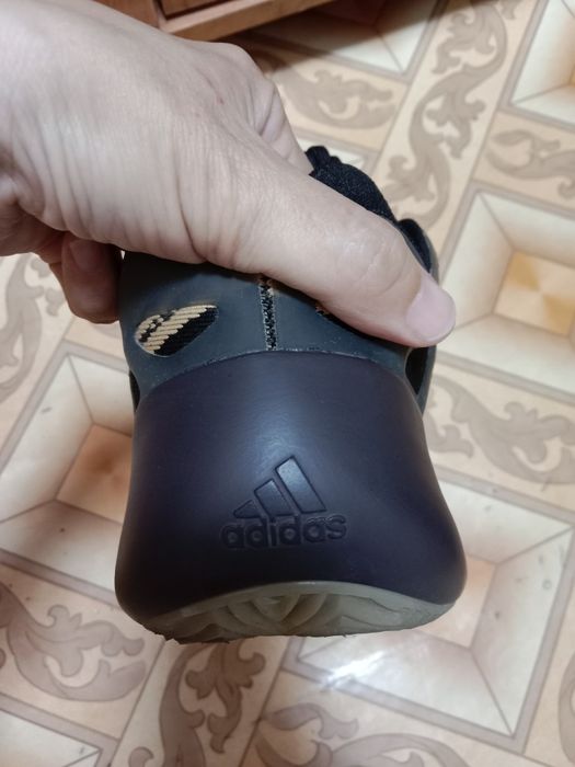 Кроссовки светятся в темноте