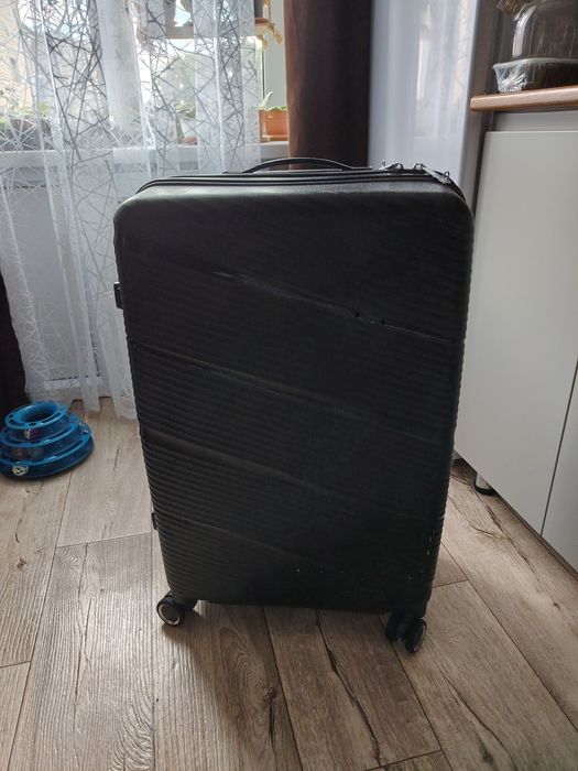 Продам чемодан черный