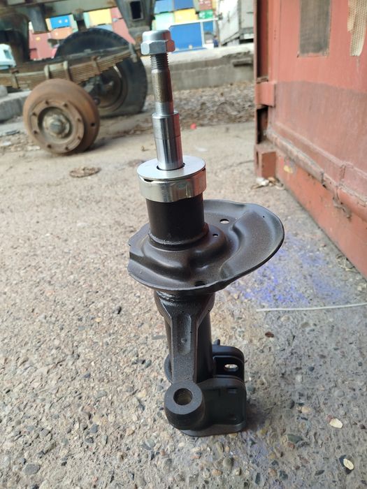 Продам амортизатор передний правый от лада гранта. Новый.