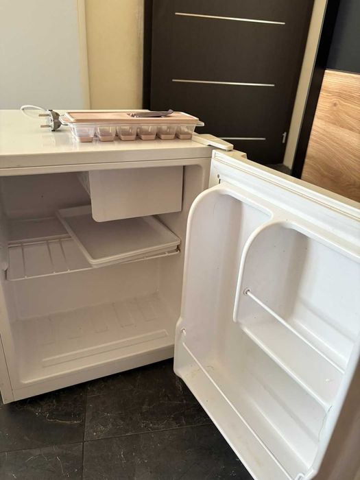 CROWN малък хладилник