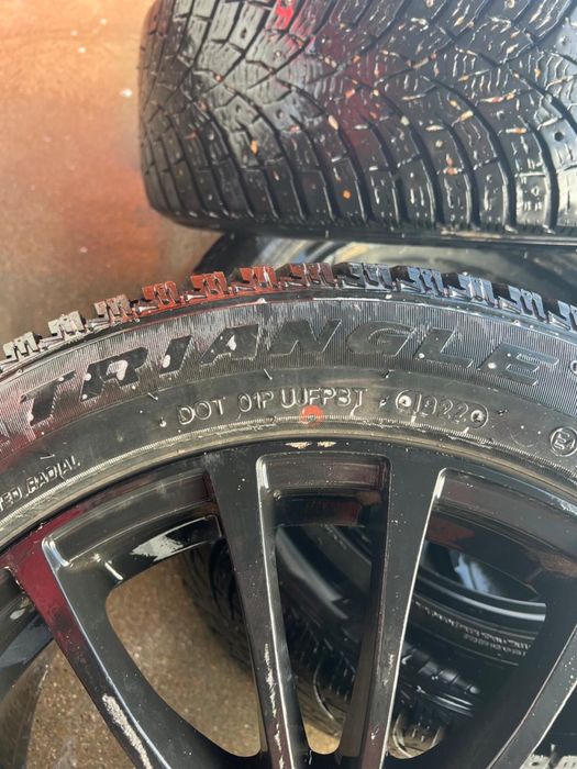 Продам комлект дисков с зимней резиной