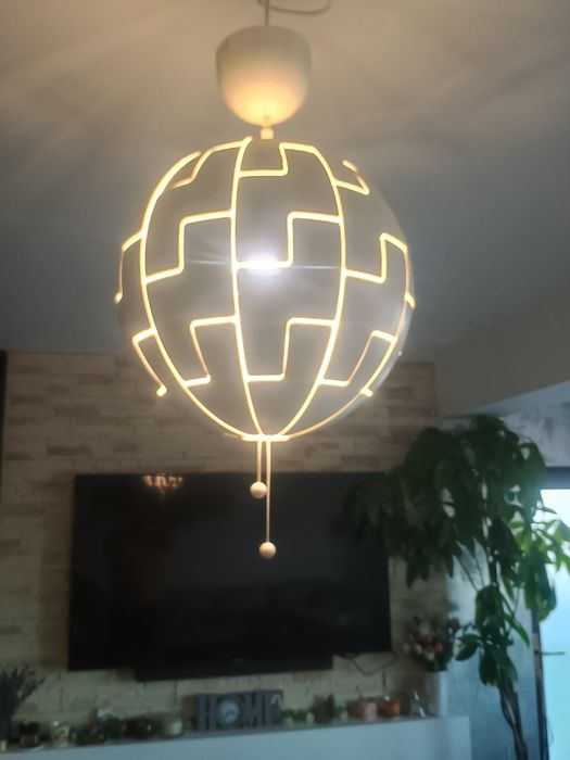 Vând lustra Ikea