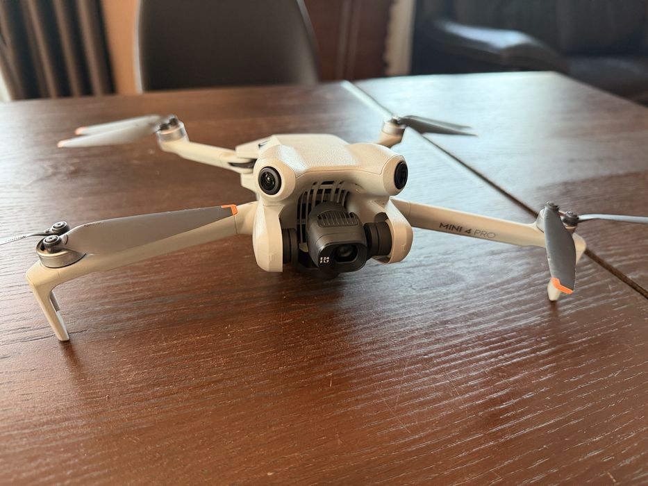 Продавам DJI Mini 4 Pro Fly More Combo – като нов + DJI Care Refresh до февруари 2027