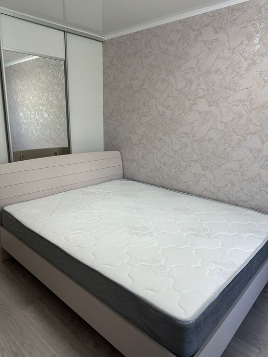 Продам 2х спальную кровать с матрасом 190*160 см.