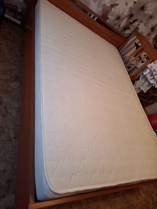 Кровать с матрасом 140×200
