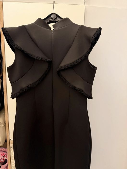 Rochie midi elegantă neagră Helen cu volane și accesoriu tip bijuterii