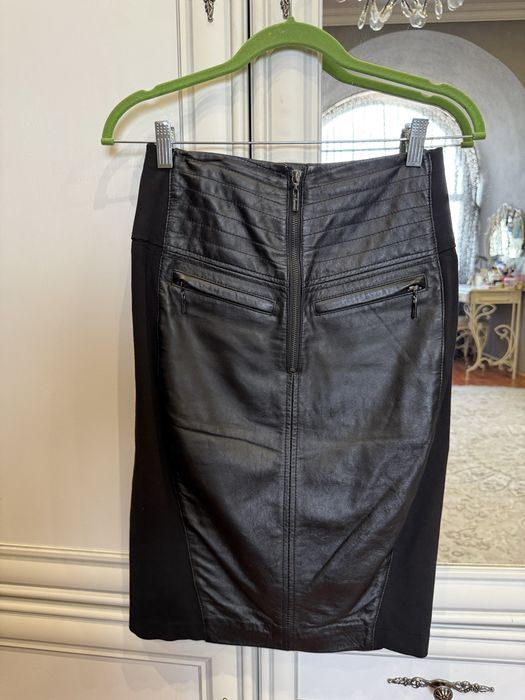 Юбки выше колена