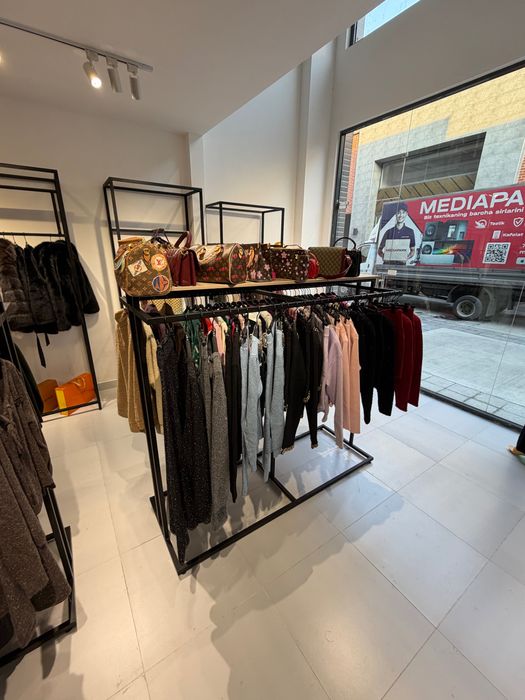 Стеллажи и витрины