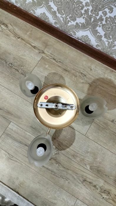 Трёх-рожковая люстра