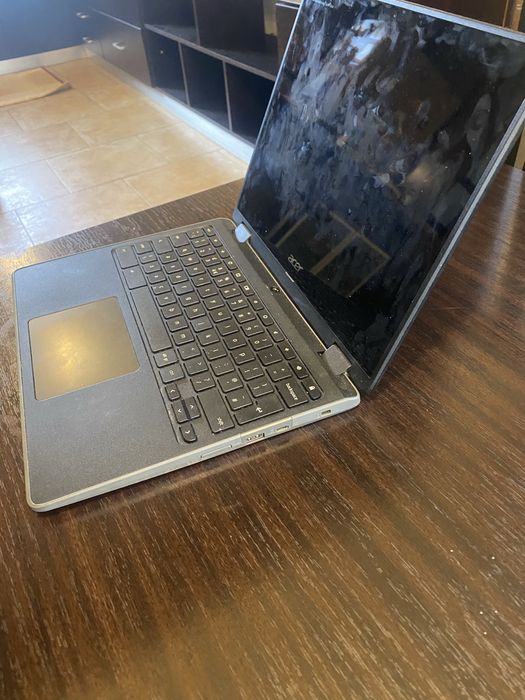 Vind chrome book  in stare foarte buna