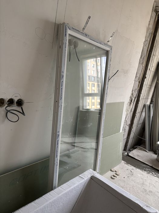 Продается пластиковое окно с дверью на балкон