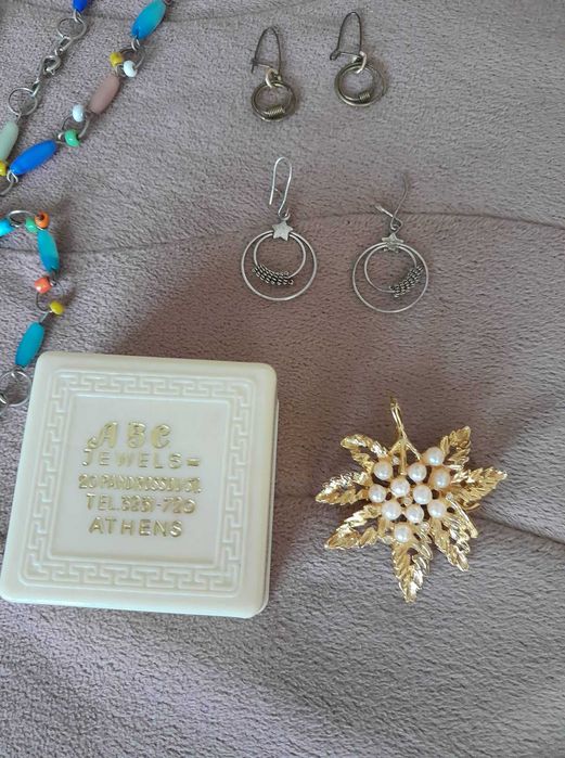 Дамски часовник,гривна,обици,гердан,брошка