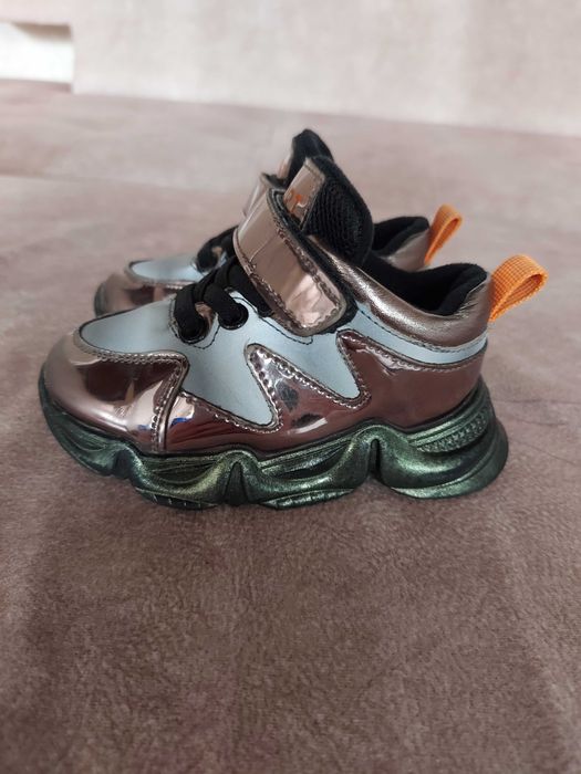 Детские кроссовки