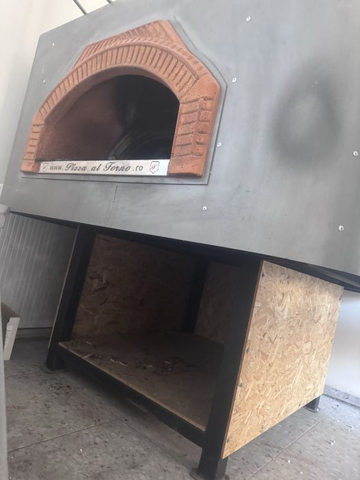 Cuptor pizza pe lemne