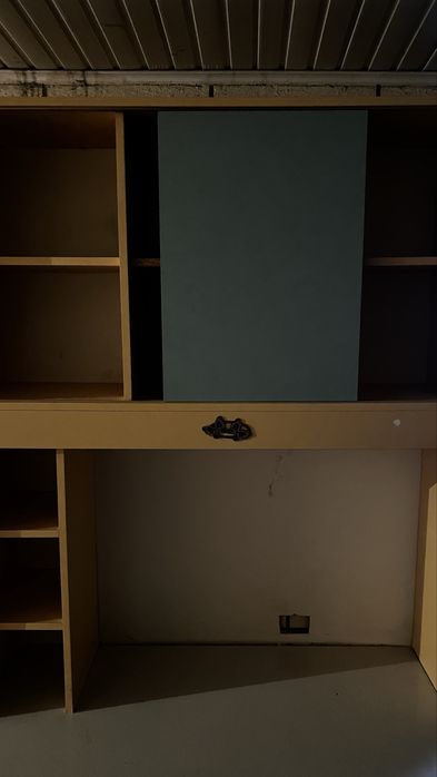 Стол твердый отличный