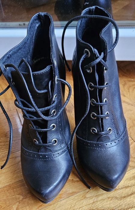 Ghete Buffalo, negre din piele, cu șiret