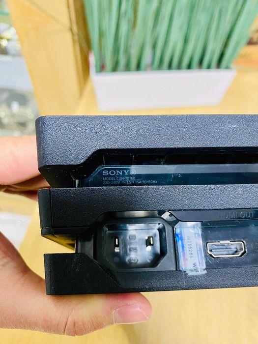 КАТО НОВА !!! Sony Playstation PS4 PRO, 1 TB, Limited + 2 Контролера + 2 Игри
