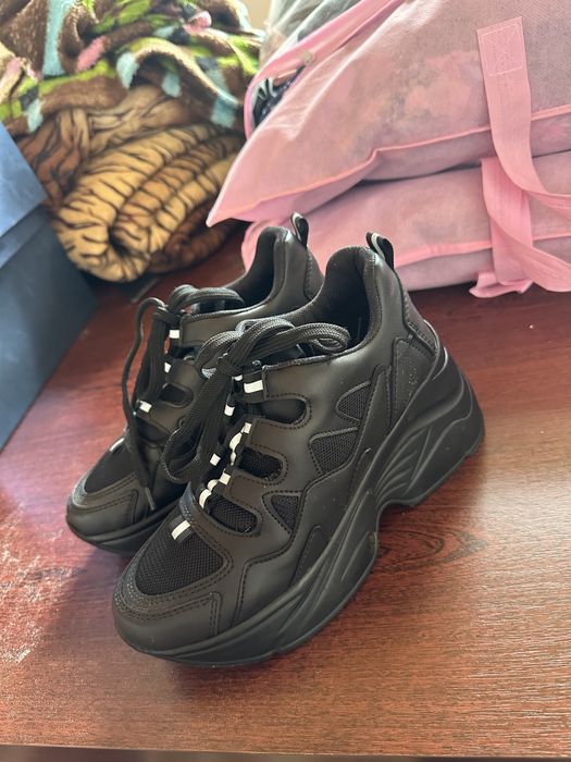 Кроссовки с высокой подошвой