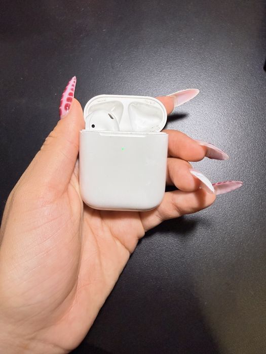 Airpods 2 fara o casca