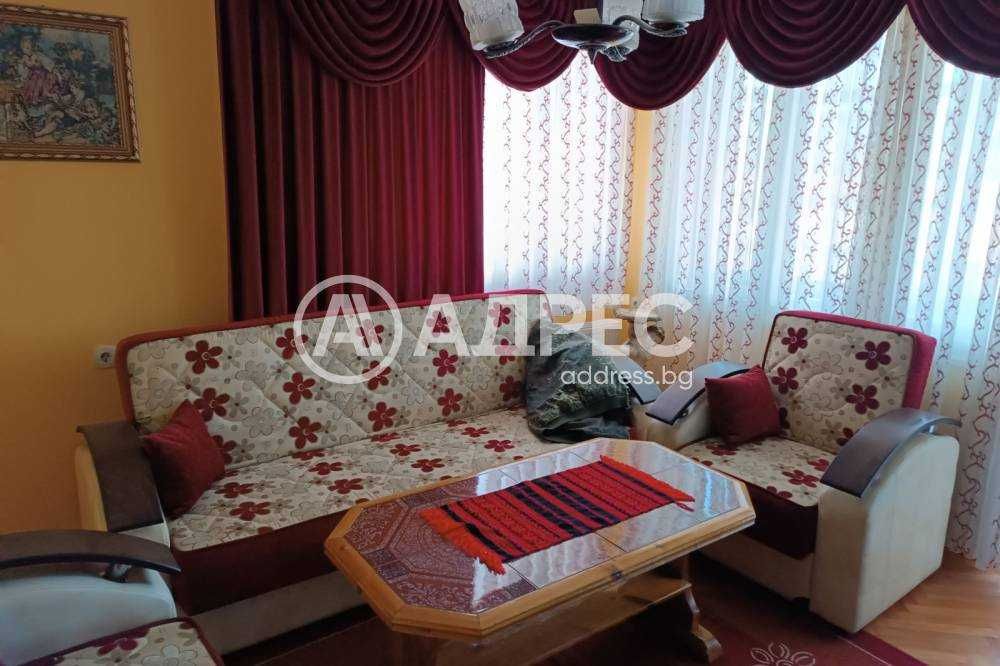 Tриетажна къща в тих и спокоен квартал