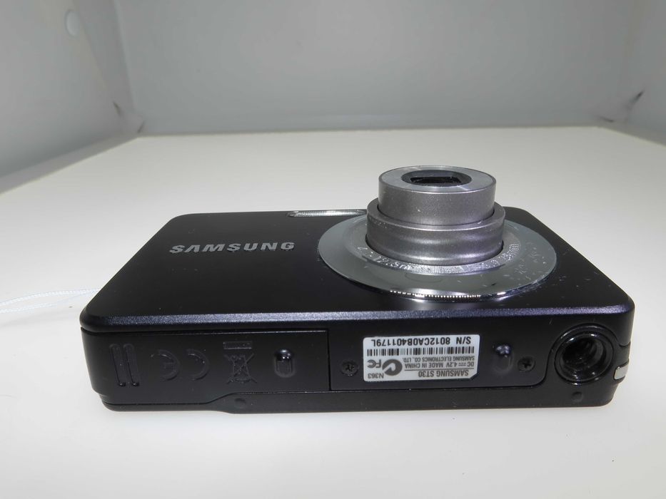 Samsung ES30 ултра малък и компактен фотоапарат с размерите на запалка, мини дигитална камера, като НОВ, работи отлично, пълен комплект