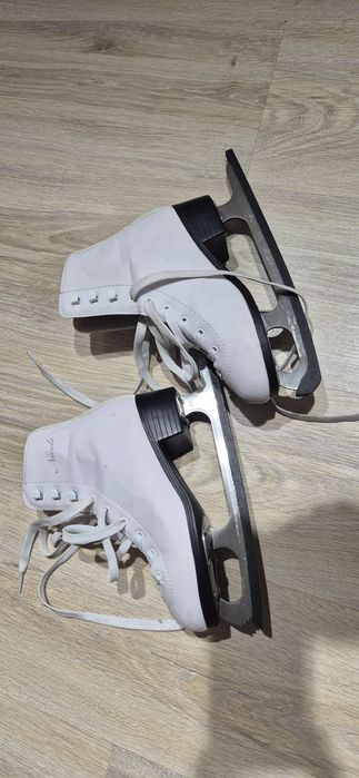 Продам детские коньки для девочки 35р.