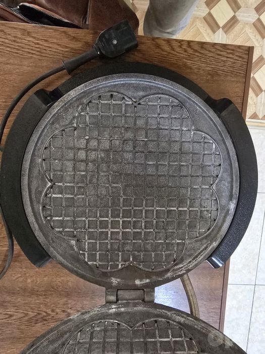 Продам электровафельницу.